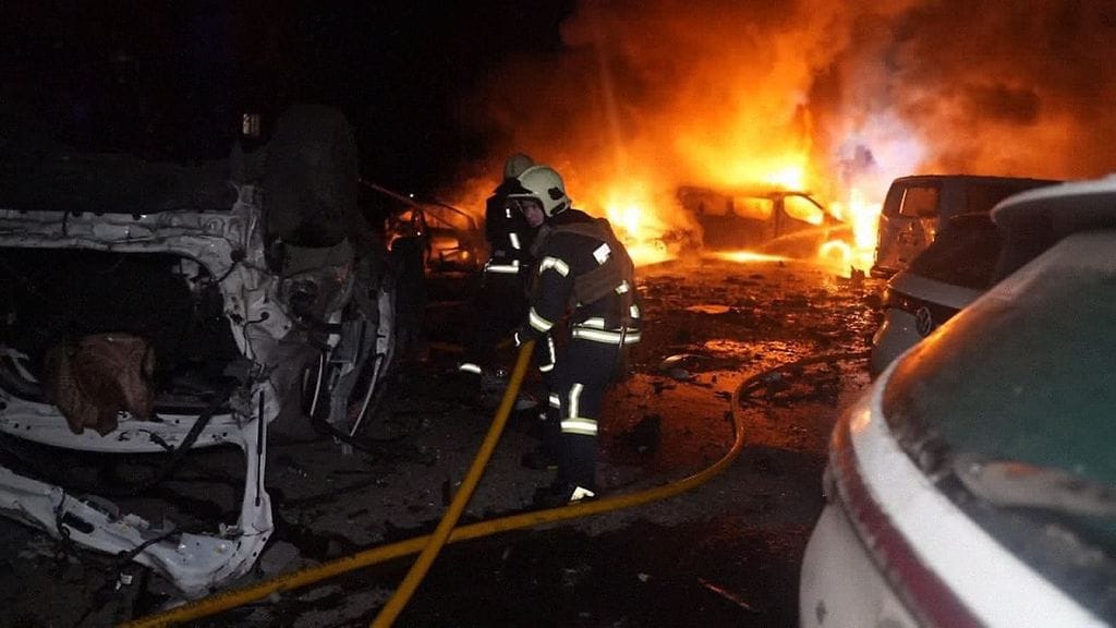 Kuvassa Ukrainan pelastusviranomaiset sammuttamassa tulipaloa Sumyssa 10.2.2025.