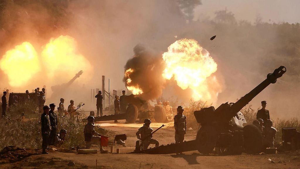 Pohjois-Korean armeijan tykistöä Pohjois-Koreassa.