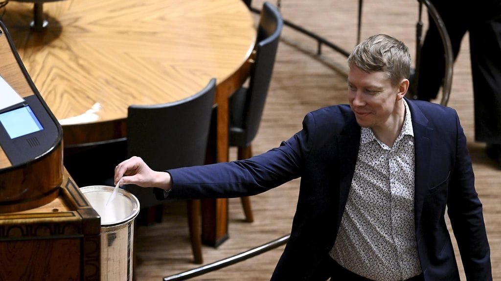 Ville Merinen äänesti puhemiehen vaalissa eduskunnan täysistunnossa Helsingissä 4. helmikuuta 2025.