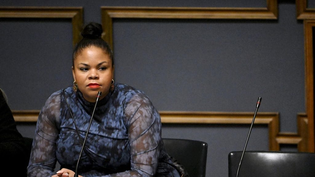 Vihreiden kansanedustaja Fatim Diarra eduskunnan täysistunnossa Helsingissä 11. helmikuuta 2025.