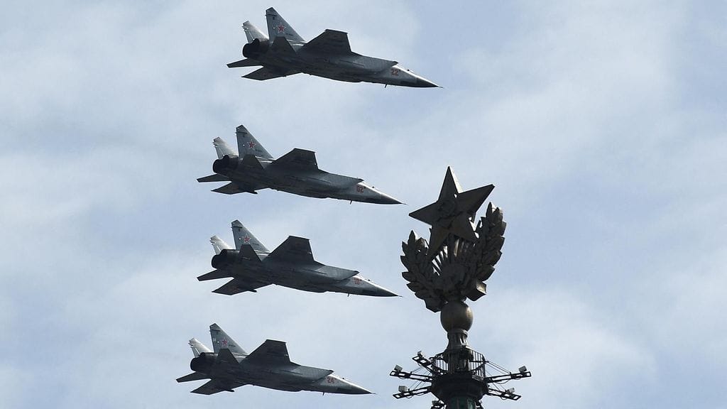 Venäläisiä Sukhoi Su-24MR-tiedustelukoneita Moskovassa vuonna 2022.