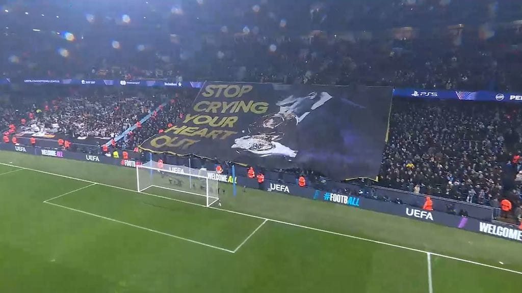 Manchester Cityn kannattajat löivät tikaria Real Madridille ja Vinícius Júniorille isolla lakanalla.