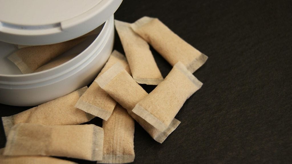 Nikotiini- ja nuuskapussit olivat rantaroskaseurannassa 2023–2024 yksi yleisimmistä merenrannoilta löytyneistä roskista.