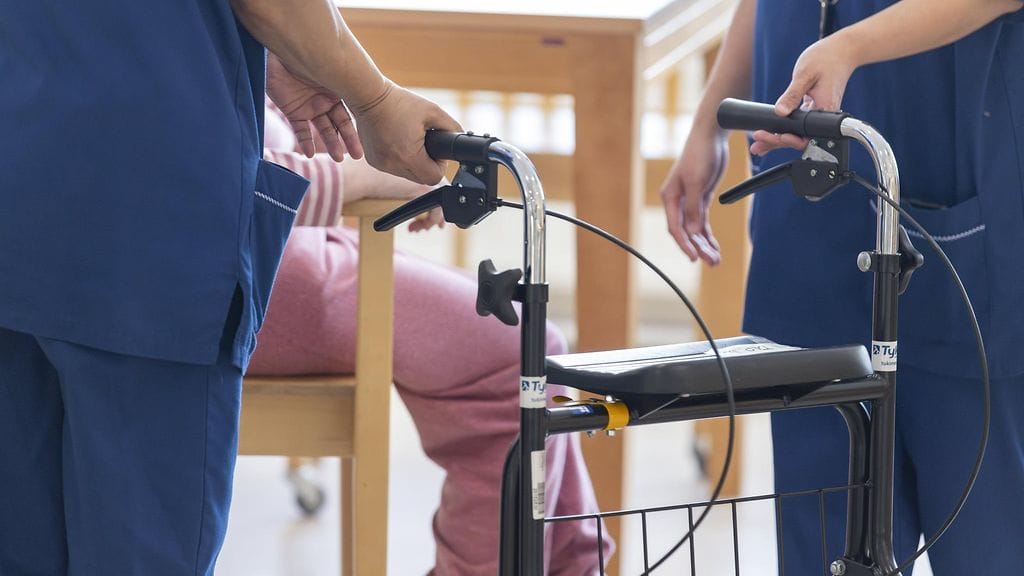 Aluehallintovirasto ei voinut vakuuttua siitä, että palvelukeskus voisi varmistaa asiakas- ja potilasturvallisuus pysyvästi, jonka vuoksi se keskeyttää palvelukeskuksen vanhuksille suunnatun ympärivuorokautisen palveluasumisen toiminnan. Kuvituskuva.