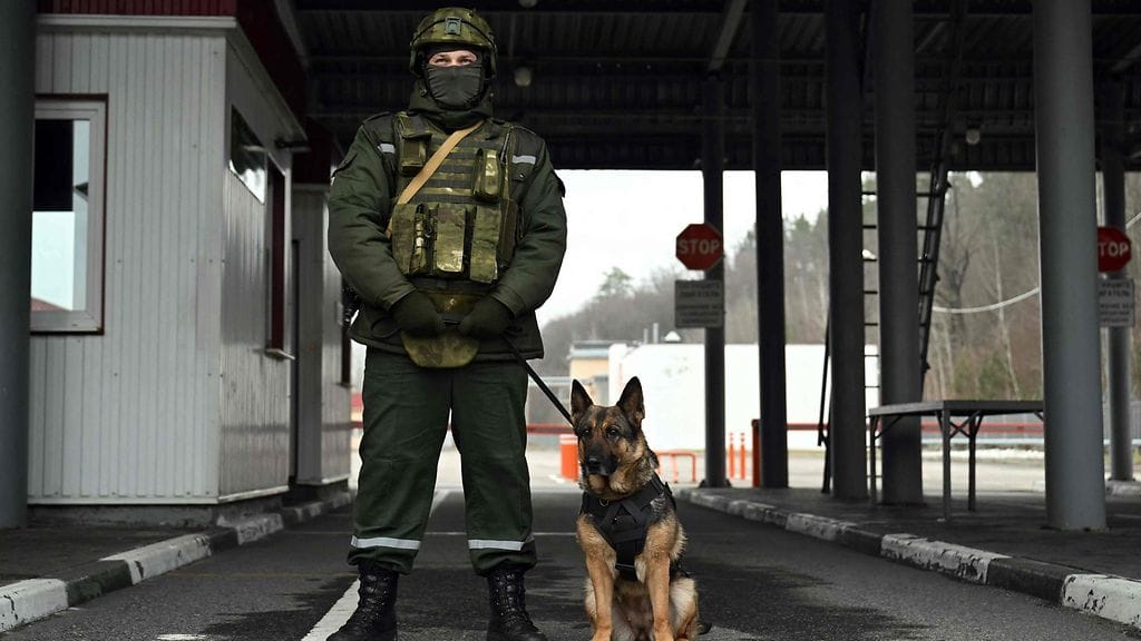 Kuvituskuvassa valkovenäläinen rajavartija palveluskoiran kanssa Valko-Venäjän ja Ukrainan rajalla 28. tammikuuta.