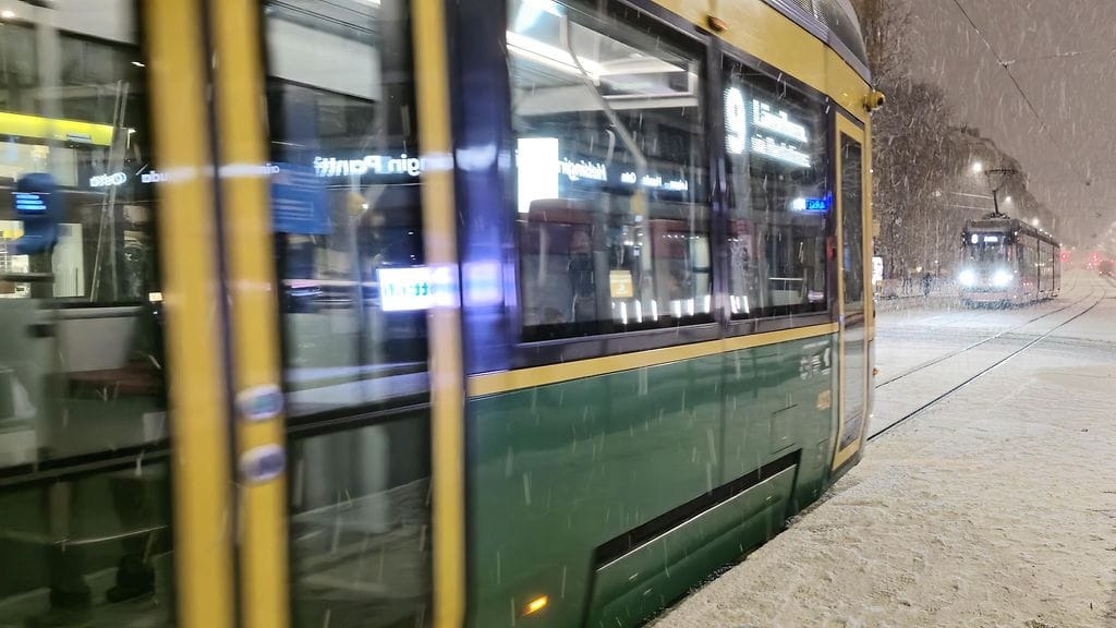 10 minuutin lipun voivat ostaa Punavuoressa, Alppilassa, Vallilassa ja Eiran ja Hernesaaren alueella asuvat. Kuvituskuvassa raitiovaunu Sörnäisissä Helsingissä.