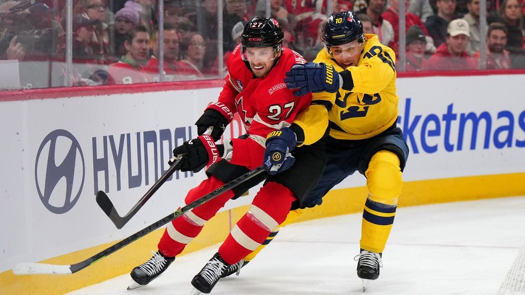 Shea Theodore (vas.) loukkaantui, kun Adrian Kempe (oik.) ajoi hänet ahtaalle.