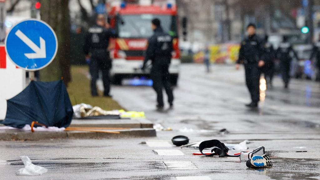 Ainakin 36 ihmistä loukkaantui auton syöksyttyä väkijoukkoon Saksan Münchenissä.