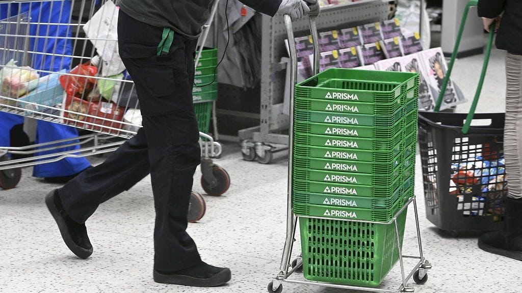Henkilökunnan edustaja siirsi ostoskoreja Sellon Prismassa Espoossa 8. helmikuuta 2023.