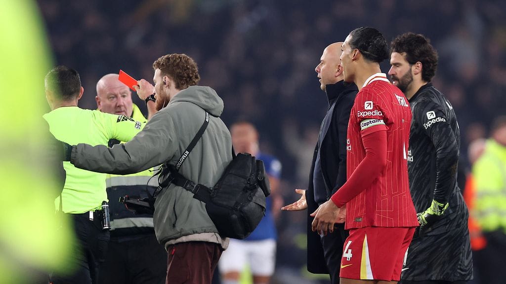 Erotuomari Michael Oliver ei sulattanut Arne Slotin käytöstä.