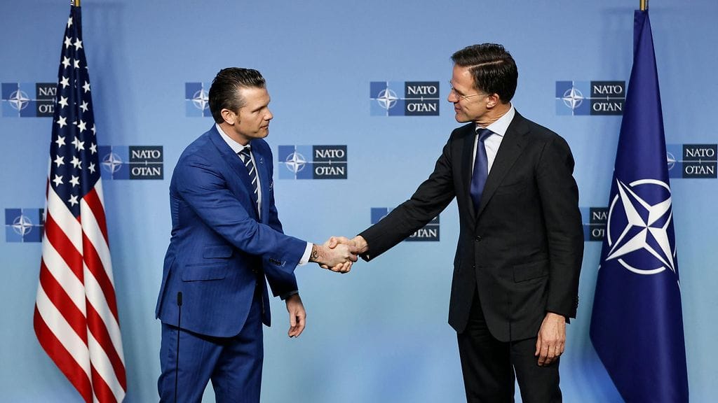 Yhdysvaltojen puolustusministeri Pete Hegseth ja Naton pääsihteeri Mark Rutte kättelivät torstaina ennen Naton ulkoministerien kokousta.