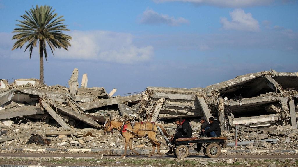 Muun muassa tältä näyttää Gazassa nyt. Siviilit ajoivat hevoskärryllä rakennuksen raunioiden ohi al-Mughraqassa Gazan kaistan keskiosassa torstaina.