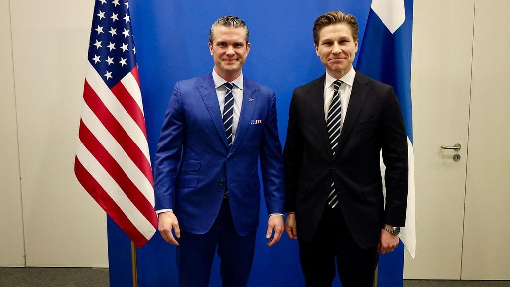 Puolustusministeri Antti Häkkänen (kok.) ja Yhdysvaltain puolustusministeri Pete Hegseth tapasivat Brysselissä.