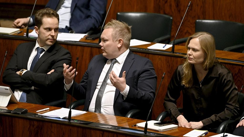 Keskustan Petri Honkonen (vas.), Antti Kurvinen ja Hanna Kosonen eduskunnan täysistunnossa keskiviikkona.