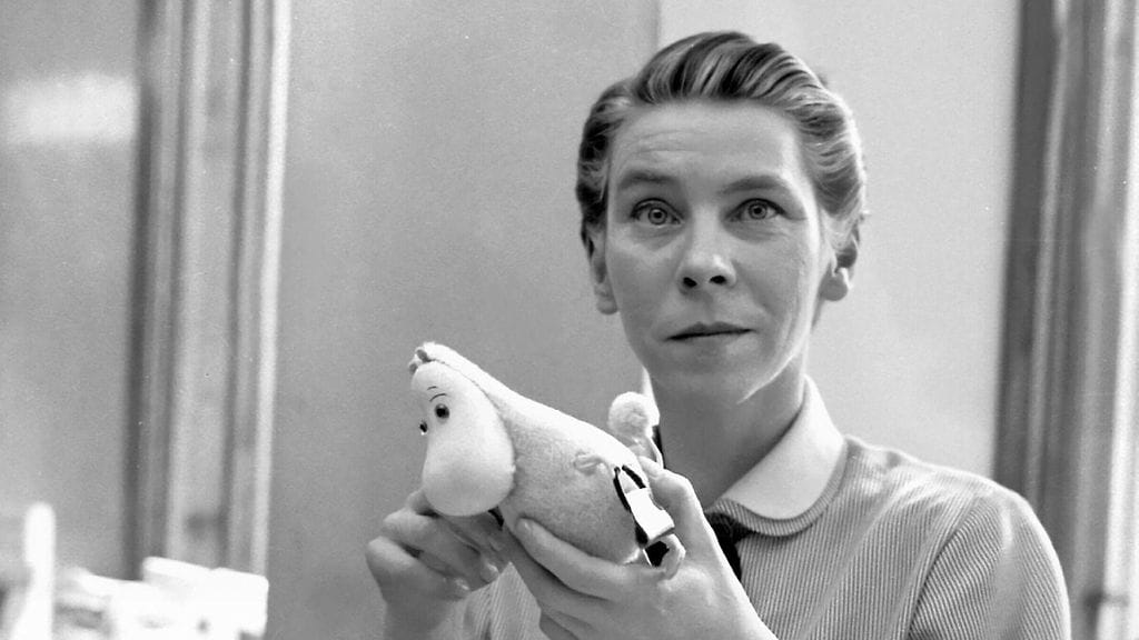 Vuonna 1956 otetussa kuvassa taitelija Tove Jansson (1914–2001) esiintyi muuminukkejen kanssa.