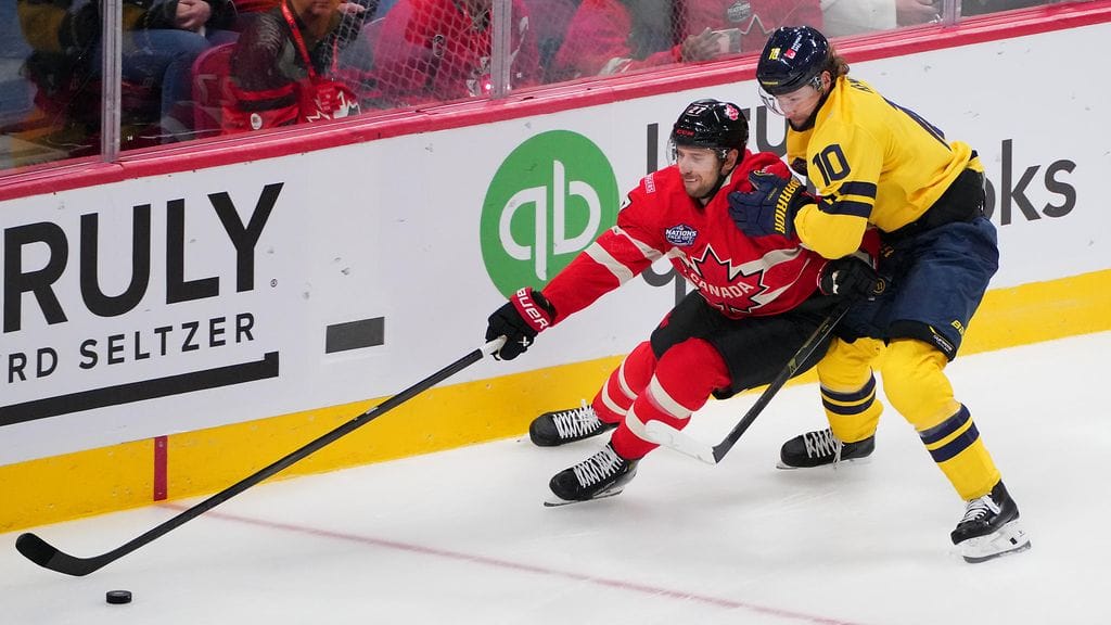 Kanadan puolustaja Shea Theodore (punapaita) loukkaantui ottelussa Ruotsia vastaan.