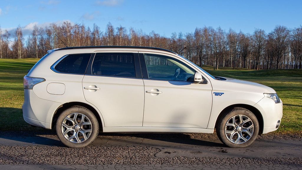 Kuvassa Mitsubishi Outlander, jonka kaupan kuluttaja sai purettua.