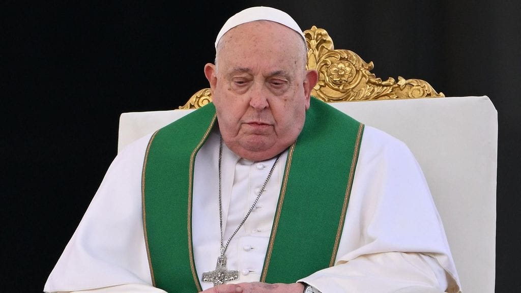 Vatikaanin mukaan paavi on saanut kaksi hengitysvaikeuskohtausta, joiden seurauksena hänet on kytketty hengityskoneeseen.
