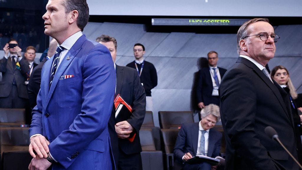 Saksan puolustusministeri Boris Pistorius (oik.) kertoo, että hän ja Yhdysvaltain kollega Pete Hegseth ovat samoilla linjoilla siitä, että Euroopan Nato-maat tarvitsevat suunnitelman, miten puolustusliiton taakanjakoa tasataan enemmän Eurooppaan.