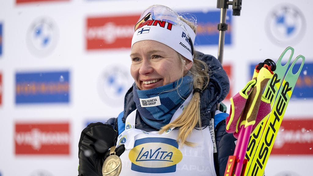 Suvi Minkkinen poseerasi onnellisena pronssimitalinsa kanssa.