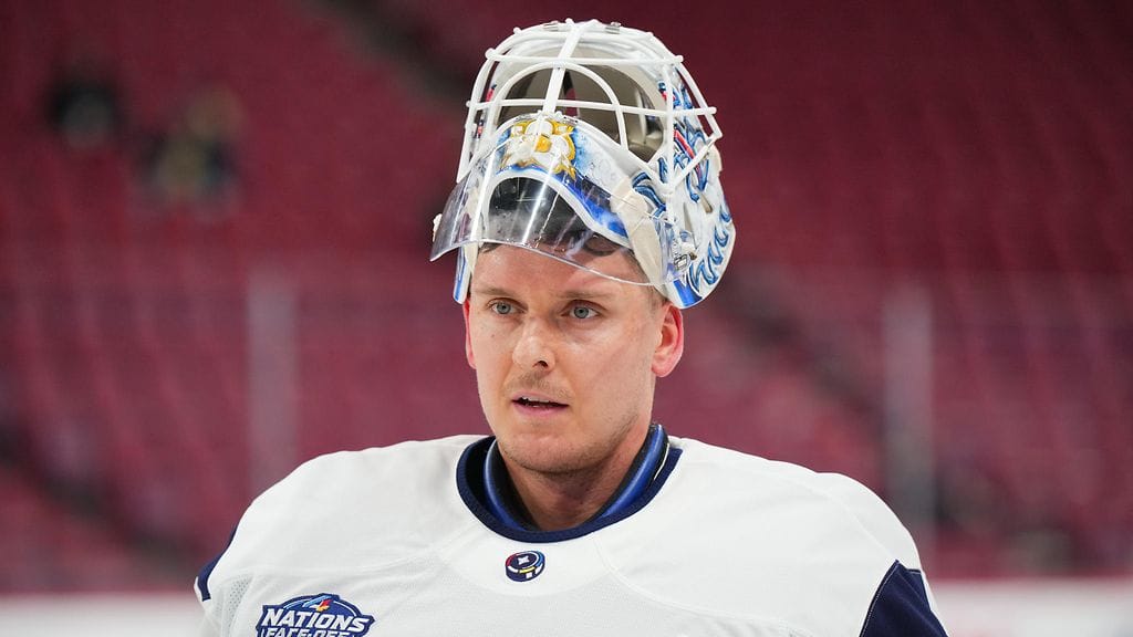 Kevin Lankinen torjuu lauantaina Leijonien maalilla Ruotsia vastaan pelatussa 4 Nations Face-Off-ottelussa.