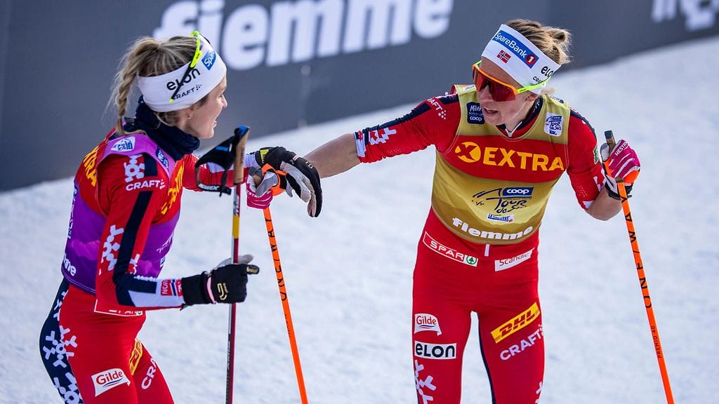 Astrid Öyre Slind (oik.) ihmettelee maajoukkuekaverinsa Therese Johaugin poisjääntiä Falunin maailmancupista.