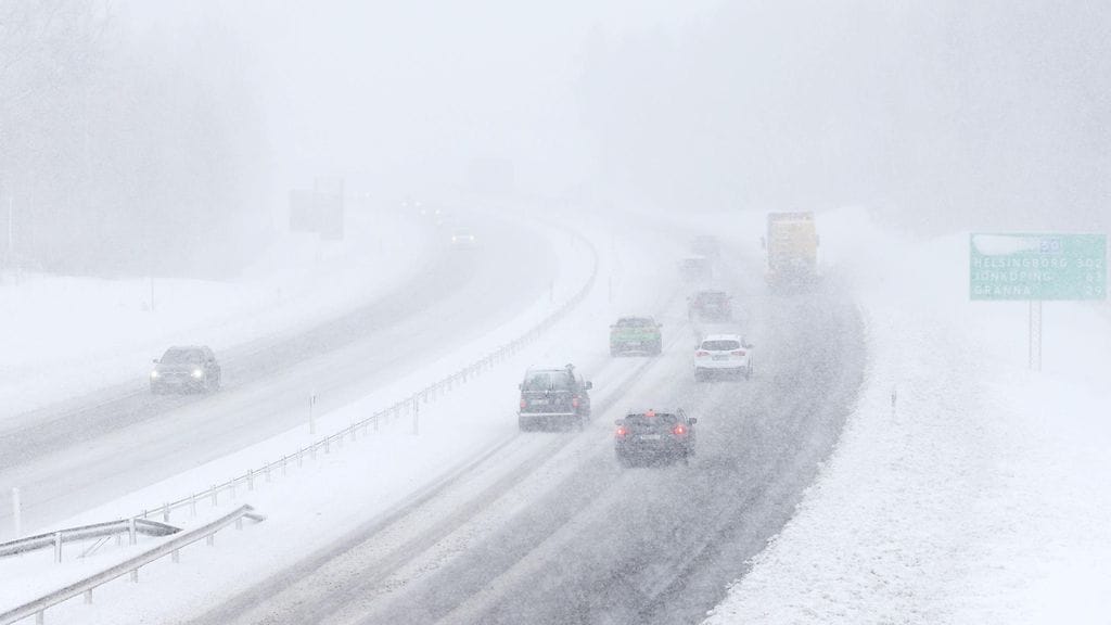 Kuvituskuva lumiselta valtatieltä 4 Ödeshögin läheltä Ruotsista.