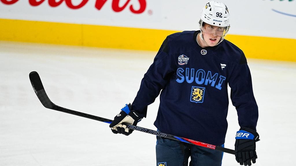 Patrik Laine (kuvassa) siirretään Anton Lundellin ja Eetu Luostarisen rinnalle 4 Nations -turnauksessa.