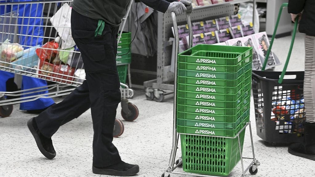Kuvituskuva. Henkilökunnan edustaja siirtää ostoskoreja Sellon Prismassa Espoossa 8. helmikuuta 2023