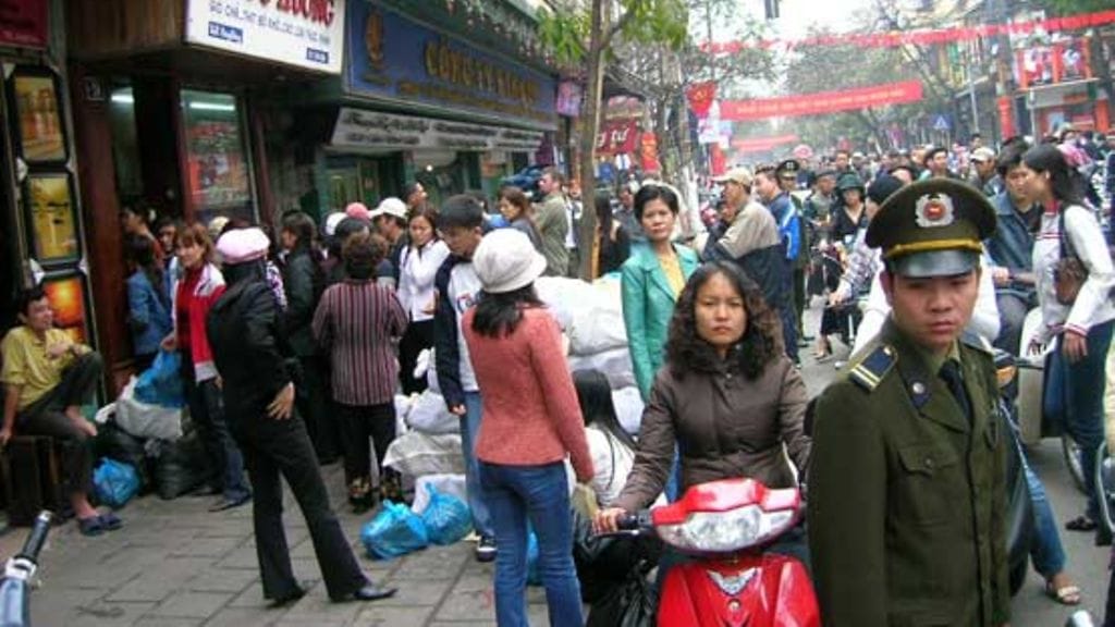 Ruuhkaa Hanoin katunäkymässä.