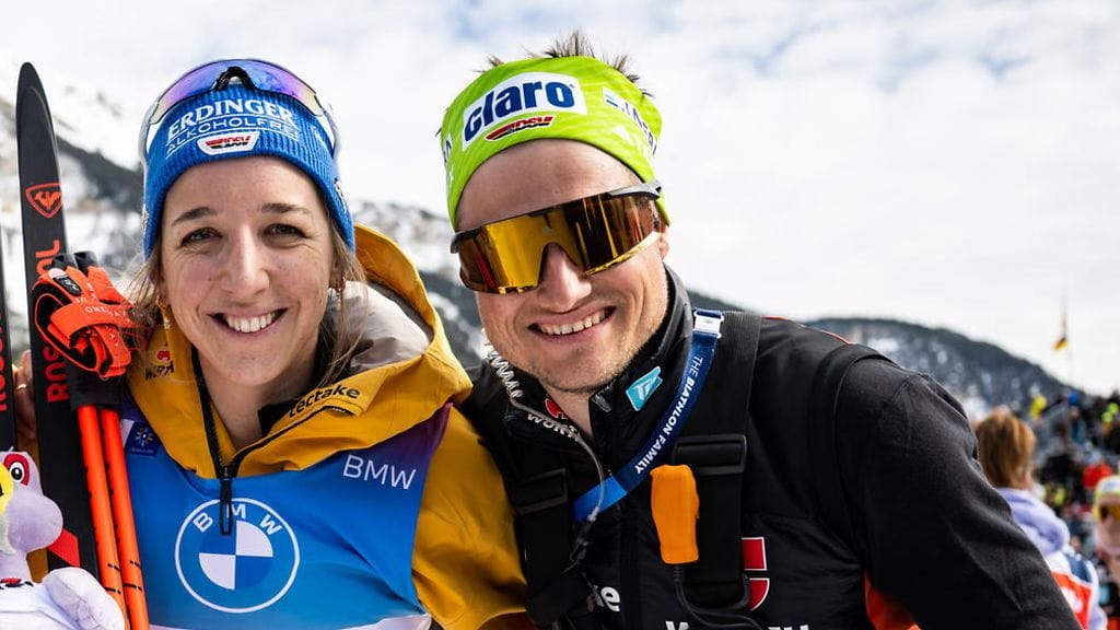 Franziska Preussin (vas.) voitettua maailmanmestaruuden Saksan valmentaja Sverre Olsbu Röiseland istahti naisen parturoitavaksi.