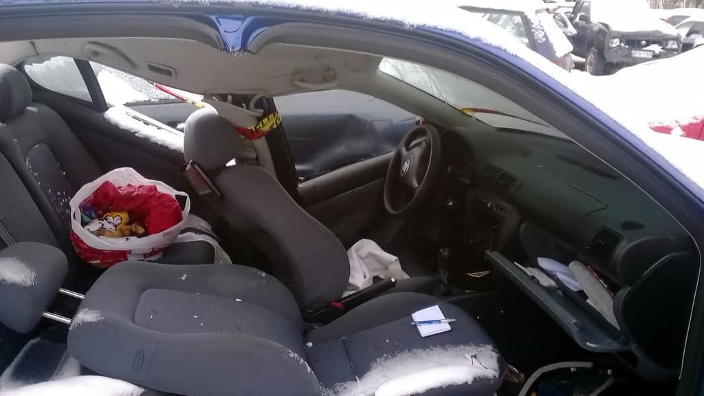 Törmäys valotolppaan teki henkilöautoon pahaa jälkeä.