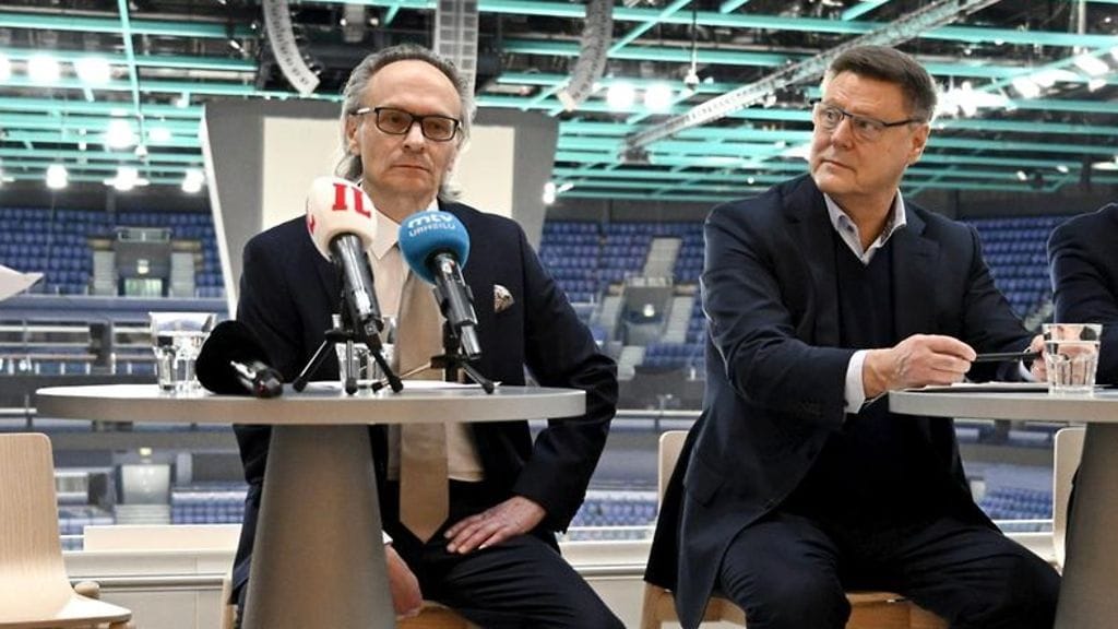 Trevian Kasvu -yhtiön edustaja Heikki Viitikko (vas.) ja Helsinki Halli Oy:n venäläisomistajien edustaja Kai Paananen tiedotustilaisuudessa maanantaina.