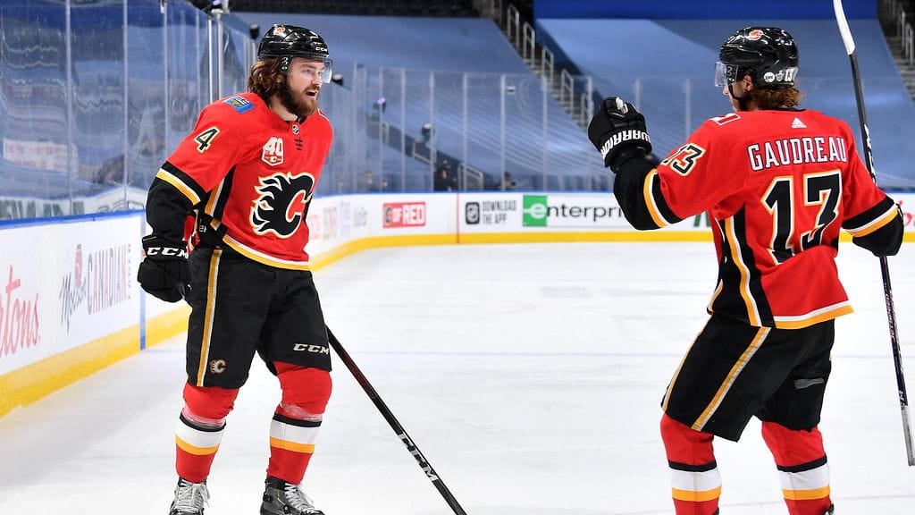 Rasmus Andersson (vas.) ja Johnny Gaudreau pelasivat samanaikaisesti Calgary Flamesissa kausina 2016–22. Andersson kiekkoilee seurassa yhä toimien sen varakapteenina.