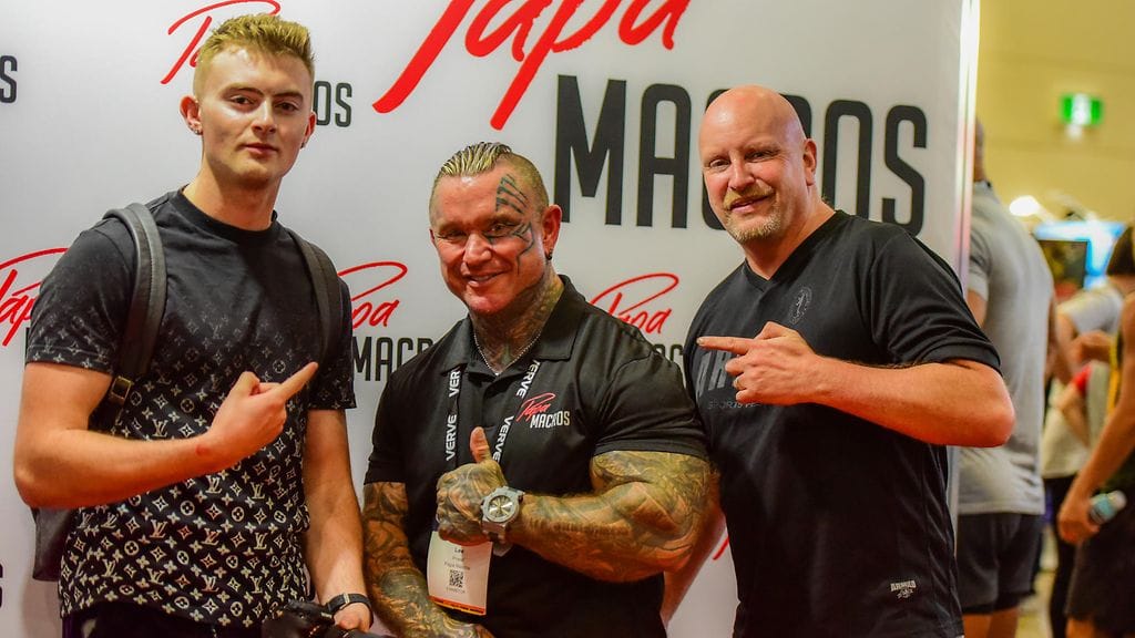 Lee Priest (keskellä) kantaa yhä suurta määrää lihasmassaa.