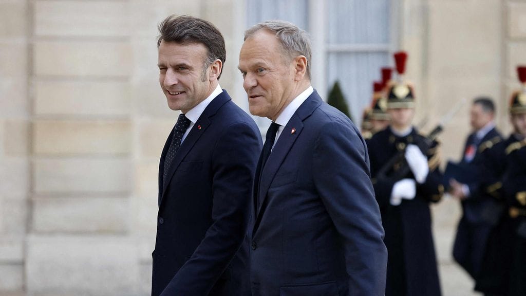 Ranskan presidentti Emmanuel Macron ja Puolan pääministeri Donald Tusk kuvattuna ennen Pariisin hätäkokousta maanantaina 17. helmikuuta.