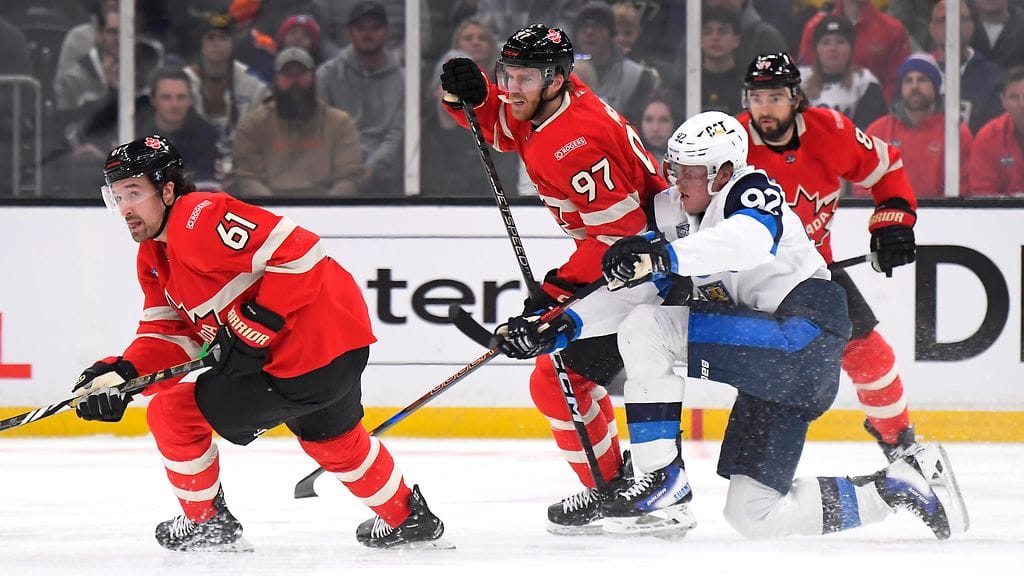 Patrik Laine (kuvan valkopaita oikealla).