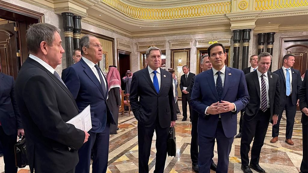 Venäjän ulkoministeri Sergei Lavrov ja Venäjän presidentin avustaja Juri Ushakov keskustelevat Yhdysvaltain ulkoministeri Marco Rubion, Yhdysvaltain kansallisen turvallisuuden neuvonantajan Mike Waltzin ja Yhdysvaltain Lähi-idän-lähettilään Steve Witkoffin kanssa tapaamisensa jälkeen Diriyahin palatsissa Riadissa