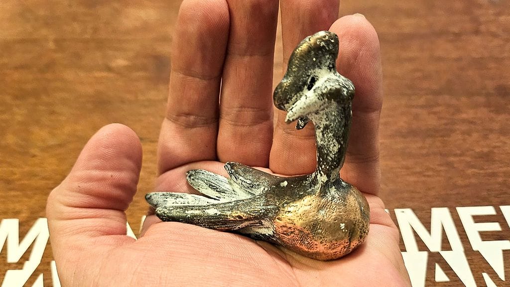 Meteoriitilla ratsastava tyttö on Jaro Palmun veistos, joka on kokonaan patinoitu ja viimeistelty.