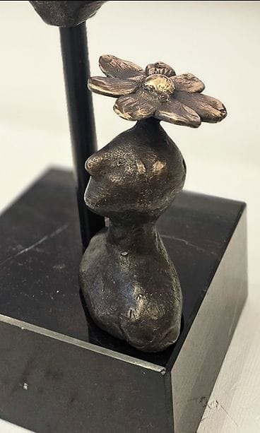 Jaro Palmun Inspiraatio-veistos, eli mies jolta kasvaa iso päivänkakkara päästä.