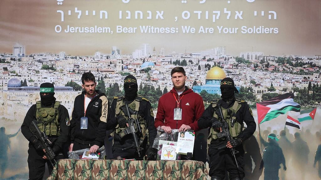 Äärijärjestö Hamas vapautti 15. helmikuuta israelilaisargentiinalaisen Yair Hornin (vas.) ja israelilaisvenäläisen Sasha Trupanovin (oik.).