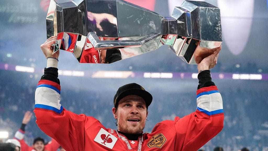 Mikko Lehtonen sai paistatella CHL:n mestaruuspokaalin kanssa omien kannattajiensa edessä.