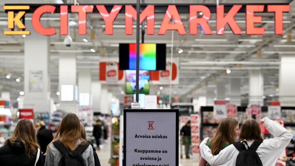 Sunnuntaina Palvelualojen ammattiliitto PAM ja työnantajia edustava Kaupan liitto kertoivat olevansa tavoitteissaan yhä kaukana toisistaan.