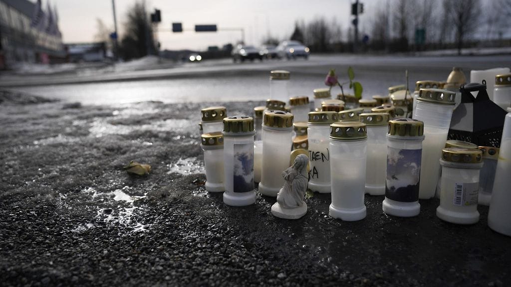 Muistokynttilöitä onnettomuuspaikalla Nekalassa Tampereella maanantaina 11. maaliskuuta 2024.