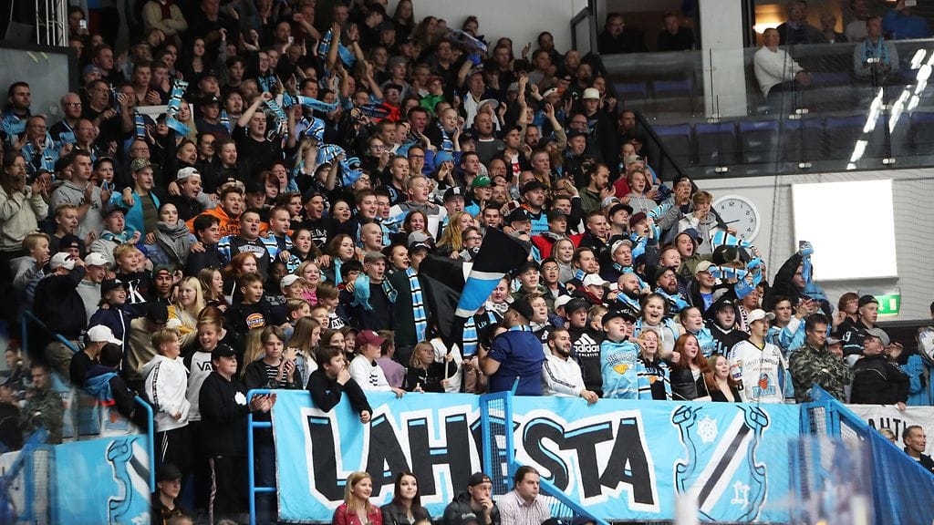 Pelicans-kannattajat pitävät keskiviikkona suunsa supussa katsomossa.