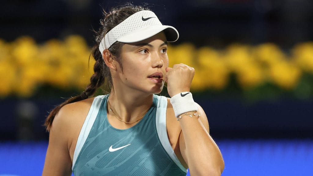 Emma Raducanu, 22, jotui pakkomielteisen fanin kohteeksi Dubain WTA-turnauksen yhteydessä.