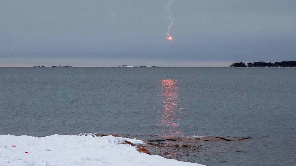 Espoon taivaalla nähdään sunnuntaina satoja hätäraketteja.