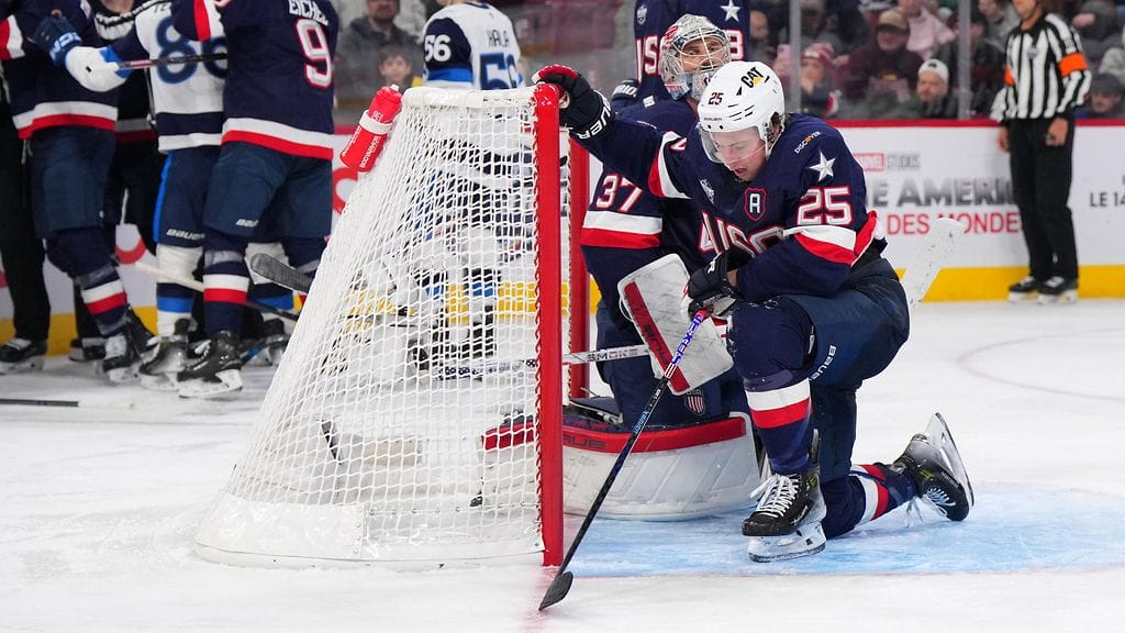 USA:n tähtipuolustaja Charlie McAvoy (kuvan numero 25) koki kovia ottelussa Suomea vastaan.