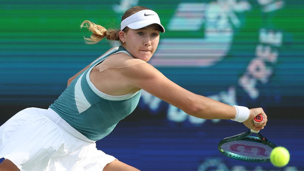 Mirra Andrejeva eteni Dubain turnauksen välieriin kaatamalla puolan Iga Swiatekin.
