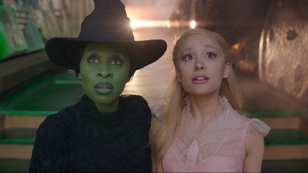 Elphaba (Cynthia Erivo) ja Glinda (Ariana Grande) ovat Wicked-musikaalin elokuvaversion päätähdet.